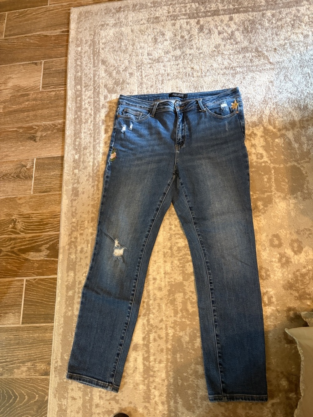 Judy blue boyfriend distressed jeans with embroidered flowers size 15/32